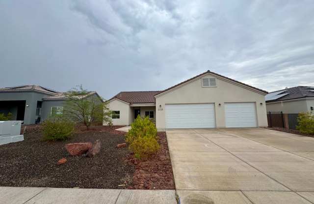 Spacious Modern Home with 3-Car Garage in Fort Mohave photos photos