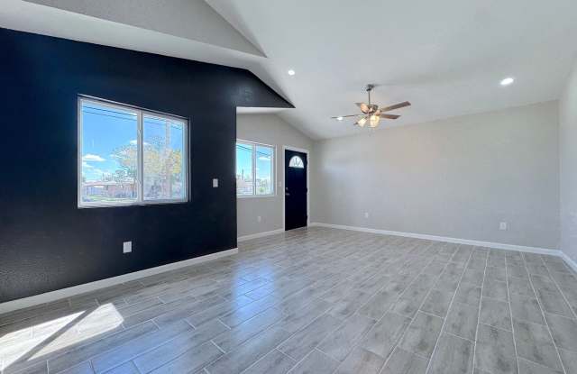 Modern Stylish Duplex 1bed/1bath Refrig A/C! Gallery 4
