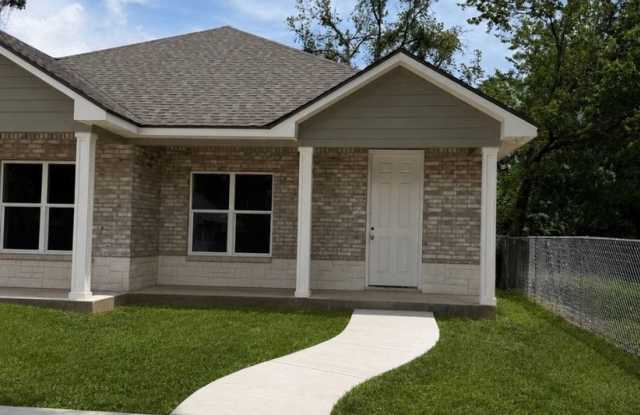 New 2-Bedroom, 1-Bath Duplex Gallery 1
