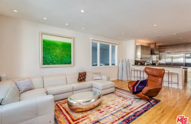 8960 LLOYD Place Gallery 3