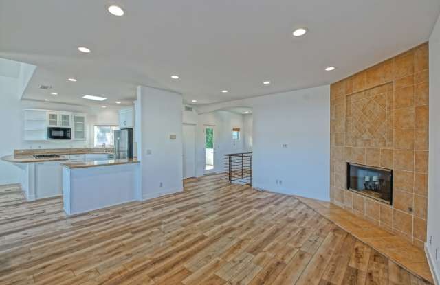 MODERN, SPACIOUS  BRIGHT, 3BR2.5BA DETACHED REAR TOWNHOUSE W/ BONUS ROOM, LOFT/OFFICE SPACE, 2-DECKS  LARGE 2-CAR GARAGE + CARPORT JUST A BLOCK TO PIER AVE, PARK, GREENBELT  LESS THAN 1/2 MILE TO BEACH!! - 1159 Cypress Avenue, Hermosa Beach, CA 90254