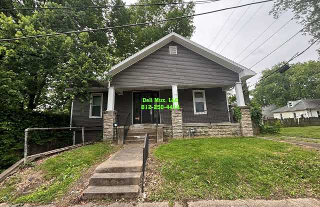 Nice Super Large 3 Bedroom, 1 Bath House with Fenced-in Back Yard Gallery 1