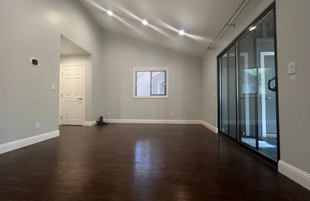 Coming Soon!!! Gorgeous Remodeled 2 Bedroom is a Must See! Gallery 4