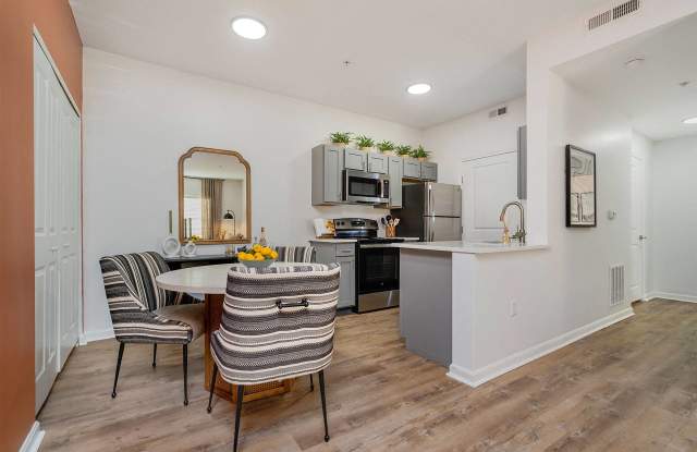 Warner West Apartments Gallery 3