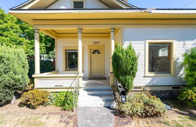 5 Bedroom 2 Bathroom House - AVAILABLE JULY 2026 - MAY 2027 photos photos