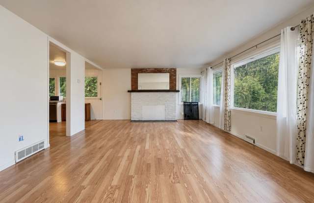 Now Available! Spacious 5-Bedroom Home in the Highline Neighborhood Gallery 4