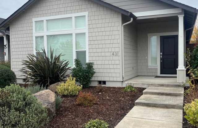2 Bedroom 2 Bath House - 431 South Haskell Street, Central Point, OR 97502