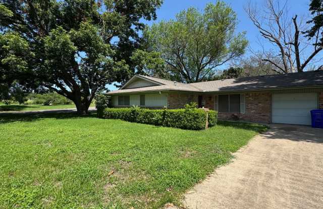 Corner Lot Waco Home - 5721 Oakview Street, Waco, TX 76710