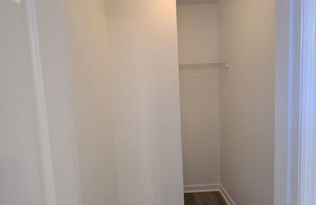 Newly Renovated - 2 Bedroom, 2.5 Bath Townhome Near Med Center - Available 08/05! Gallery 4