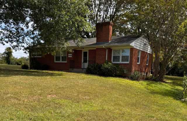 5 Bedroom || 3 Bathroom Home with All Utilities Included photos photos