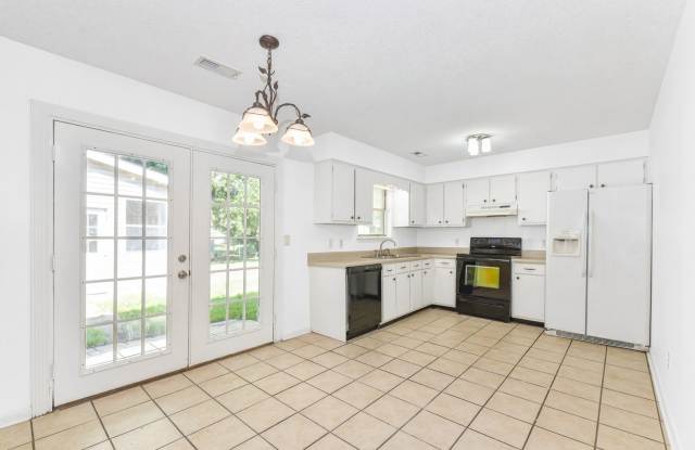 Move-In Special: Get your second month FREE when you sign a lease by November 1! Gallery 3