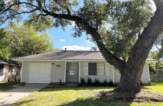 Very Nice 3/1/1 Home w/ Hardwoods in Brazos Oaks - 329 Cypress Street, Lake Jackson, TX 77566