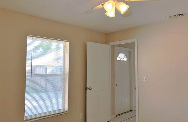 1105 Hyacinth Place Gallery 3