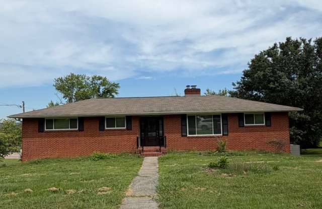 Knoxville 37923 - 3 bedroom 2 bath home located in heart of West Knoxville with separate 1 bedroom/ 1 bath living space downstairs - Contact Sharon Arnwine (865) 313-7215 photos photos