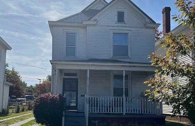 1905 Doulton Ave photos photos