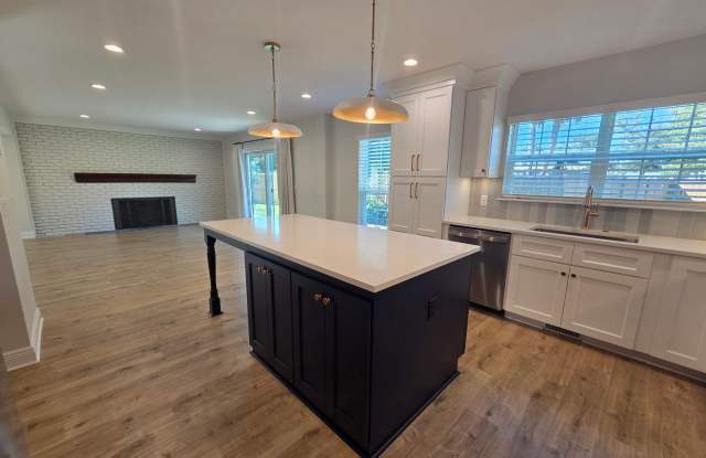 Beautifully Renovated & Expansive 4Bed/3Ba Home in The Cove! Gallery 4