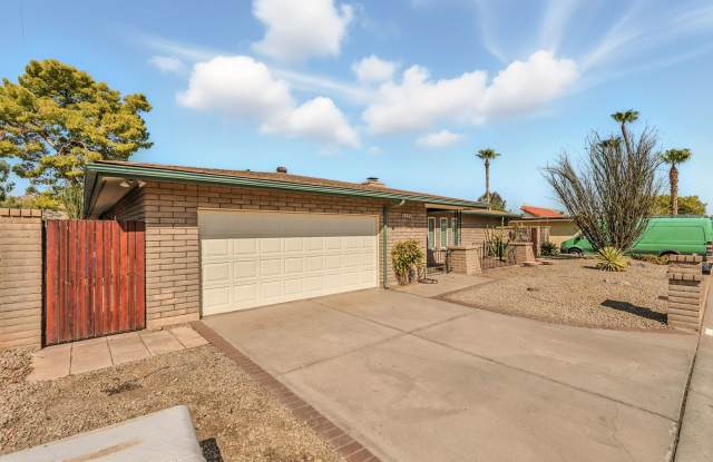 Beautiful 3 bed, 2 bath w/ bonus Room, located in Heritage Heights in Phoniex Gallery 3