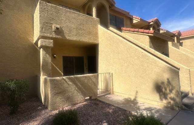 Move in ready 1 bedroom condo with garage! - 1126 West Elliot Road, Chandler, AZ 85224