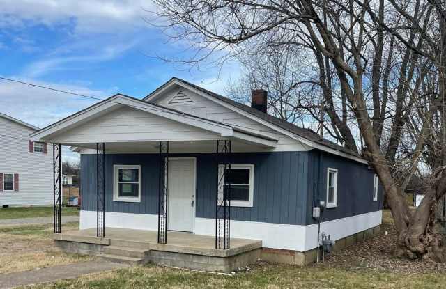 2 Bedroom/1 Bath Home with Detached Garage Gallery 1