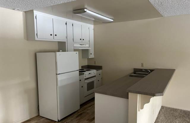 Rare Complex located conveniently behind Round Hill Square in walking distance to the Lake. photos photos