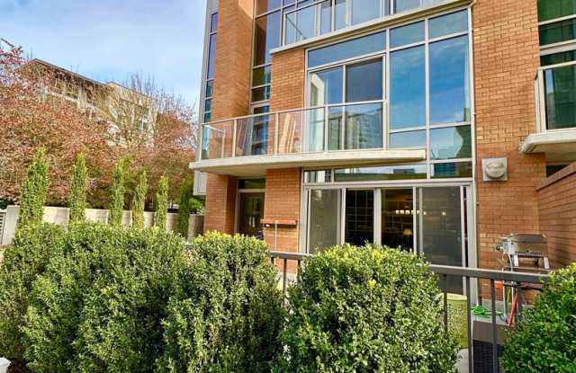 3Bd/2.5Ba Bellevue Townhome Gallery 1