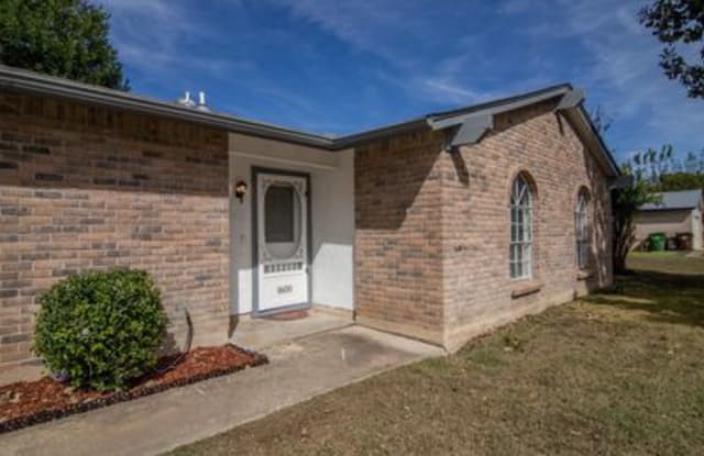 1600 Meadows Dr - 1600 Meadows Drive, Round Rock, TX 78681