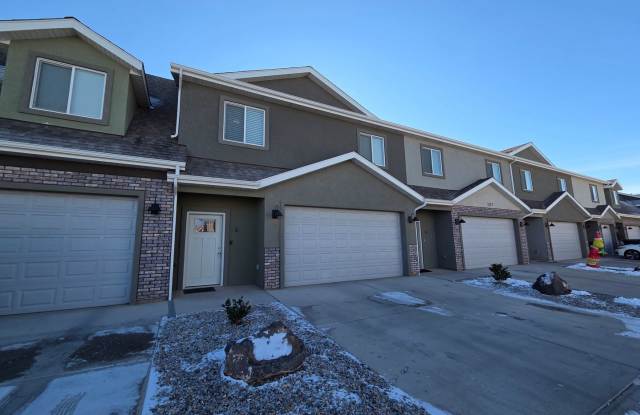 Like-New 3 Bed / 2.5 Bath Townhome in Prime Cedar City Location – Act Fast! - 3127 West 1675 North, Cedar City, UT 84721