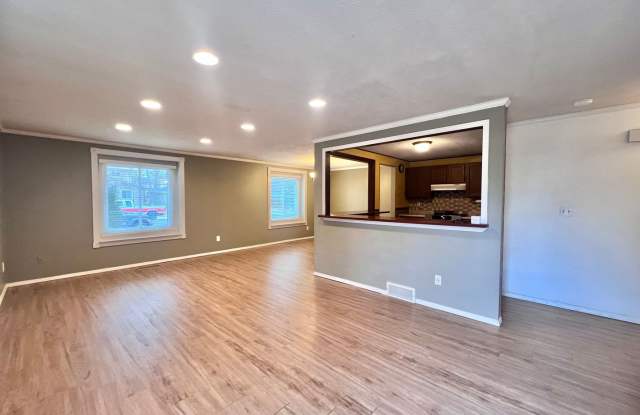 3 Bedroom 3 Bath home ready for you! Brand new flooring & HVAC! Gallery 4