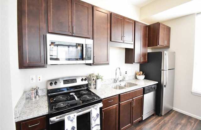 Oaks of Shorewood Apartments - 55+ Active Adult Apartment Homes photos photos