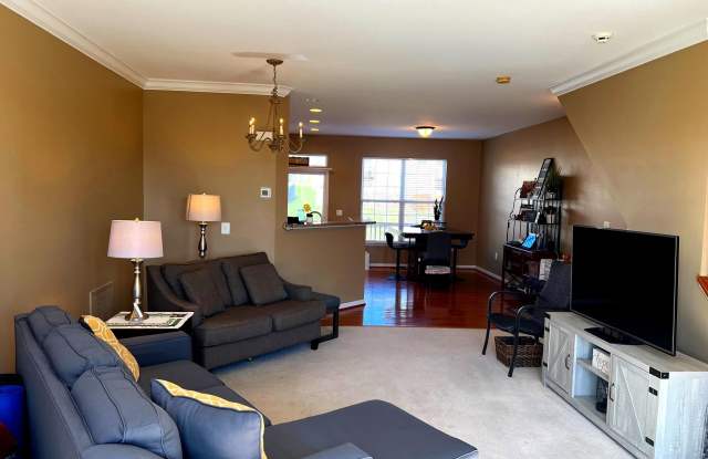 526 MCARTHUR TERRACE NE Gallery 2