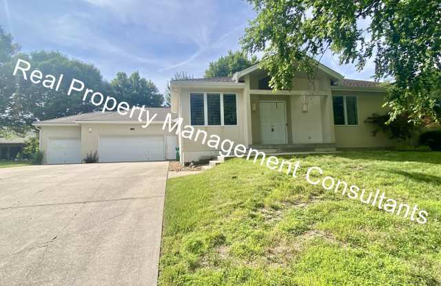 $1000 Move In Incentive on Lake Winnebago 3 Bedroom Home - 112 Cherokee Lane, Lake Winnebago, MO 64034