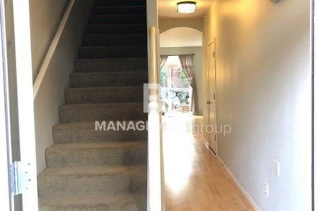 Updated Beaverton Townhome Close to Nike! Private Yard/Patio Gallery 3