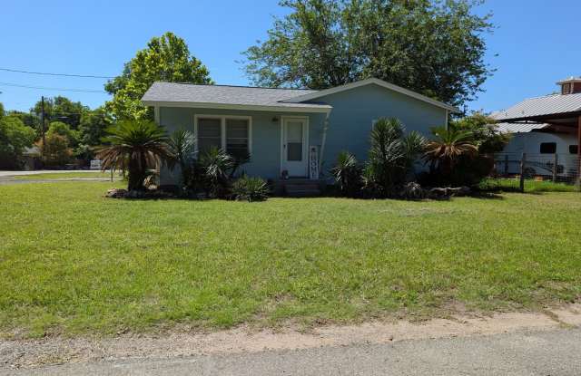 2/1 House With a Detached Garage / Garage Has Pool Table & Bathroom / Large Corner Lot / NBISD photos photos