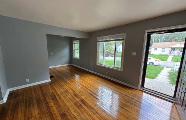 Christian Park 3 Bed 1 Bath with garage Gallery 4