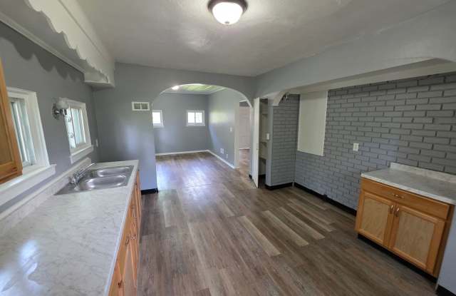 Large Single Family House Available Now 3 to 4 Beds 1.5 Bath over 2000 SQ FT Gallery 4