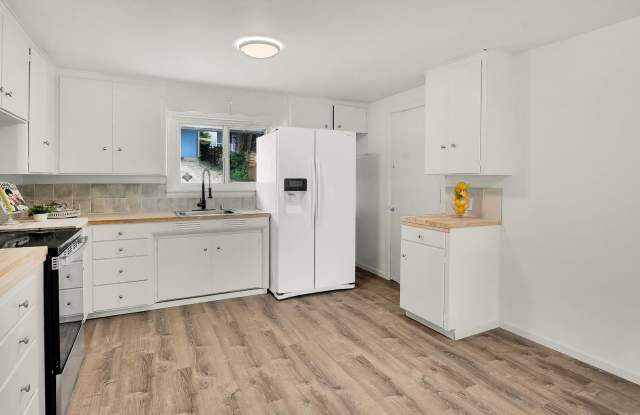 Spacious 5-Bedroom Home with Two Kitchens and Mountain Views in Tacoma Gallery 4