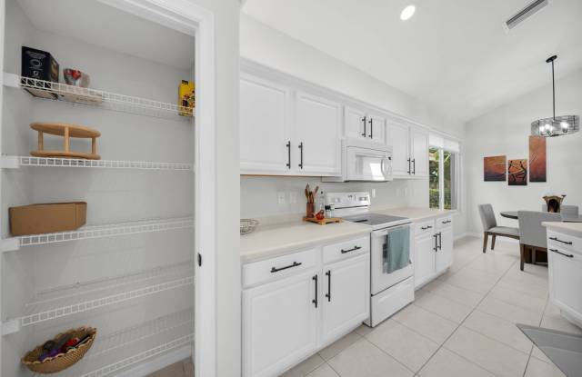 Fully Furnished 3 beds 3 bath Annual Rental with Private Heated Pool in Ventura Pelican Marsh Gallery 4