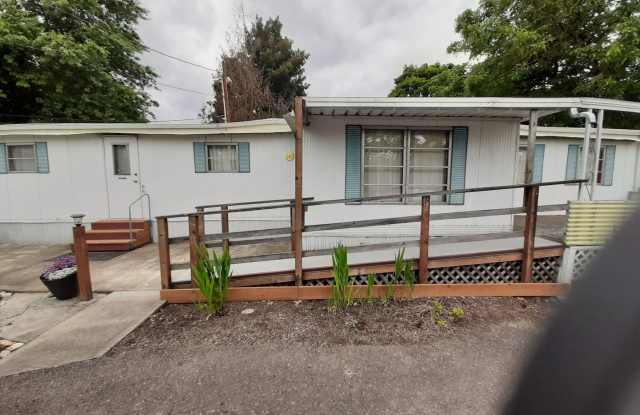 2 bedroom, 1 bath Mobile home - 1716 Southeast Waverly Drive, Albany, OR 97322