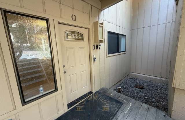 Fresh 3 Bedroom + Flex Loft Condo near Diamond Peak! Dog and cat friendly! Summer Pool! Gallery 3