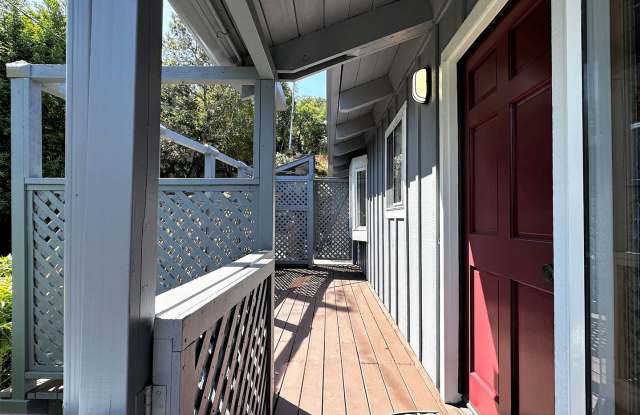 Three bedroom, two bathroom home with gorgeous views and sunroom for rent in the hills of Fairfax! Gallery 4