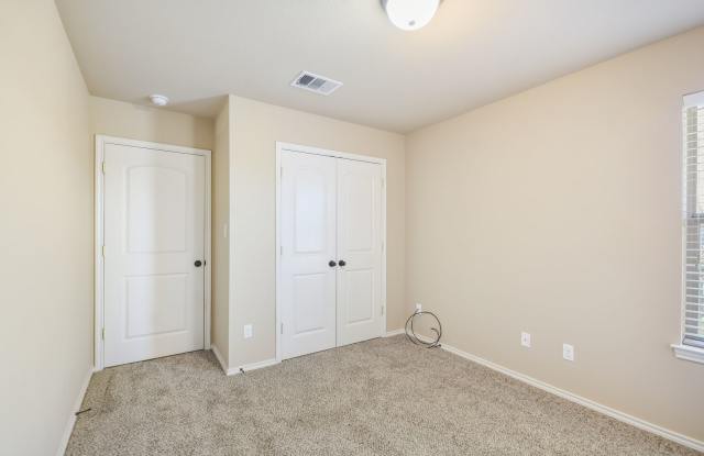 3 BEDROOM DUPLEX LOCATED IN HUTTO, TEXAS! photos photos