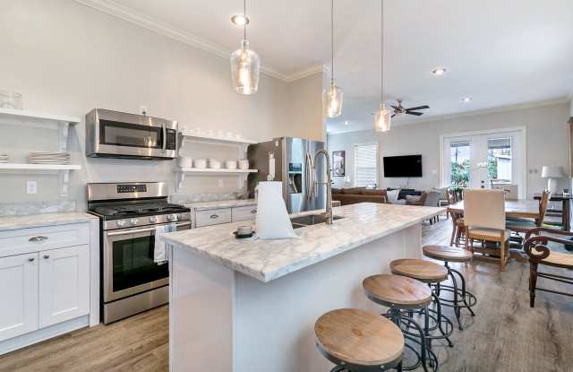 Fully Furnished Duplex on Maple Street! Gallery 1