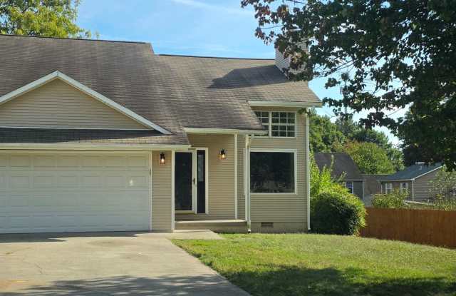 West Knoxville 37923 - 3 bedroom, 2 bath Home - Contact Tiana Winter (865) 297-2451 Gallery 1