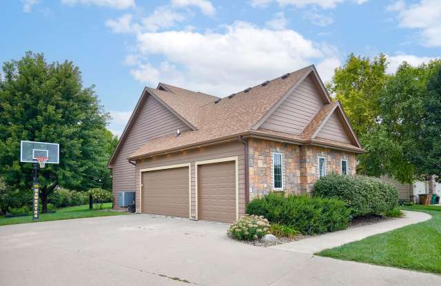 EXECUTIVE HOME!! 5 Bedroom, 4.5 Bathroom Home in Clive! Gallery 4