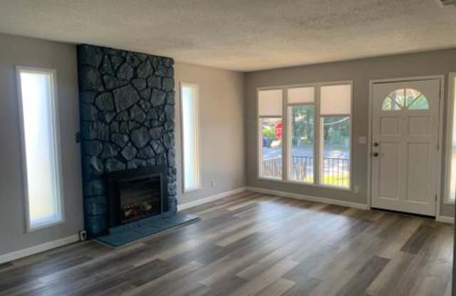 All New Inside Beauiful 2 Bedroom 1 Bathroom, Large Yard Gallery 3