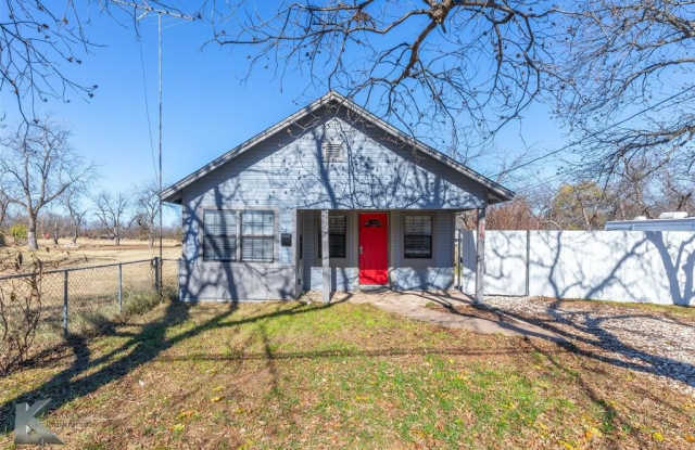 218 N 4th Street W - 218 North 4th Street West, Clyde, TX 79510