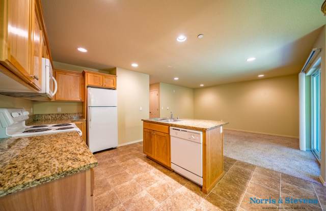 Cute and Quiet, Lovely Inside! - 5517 Northeast 66th Avenue, Minnehaha, WA 98661
