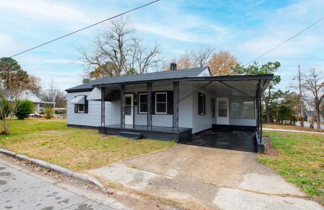Charming 3BR Ranch Home Minutes from Downtown Smithfield! Gallery 3