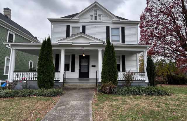 Renovated Victorian with historic touches & huge yard! Gallery 1