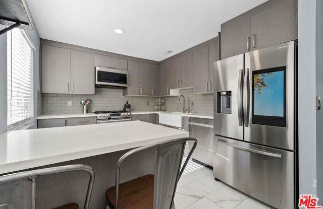 8024 Vía Pompeii - 8024 Vía Pompeii, Los Angeles, CA 91504